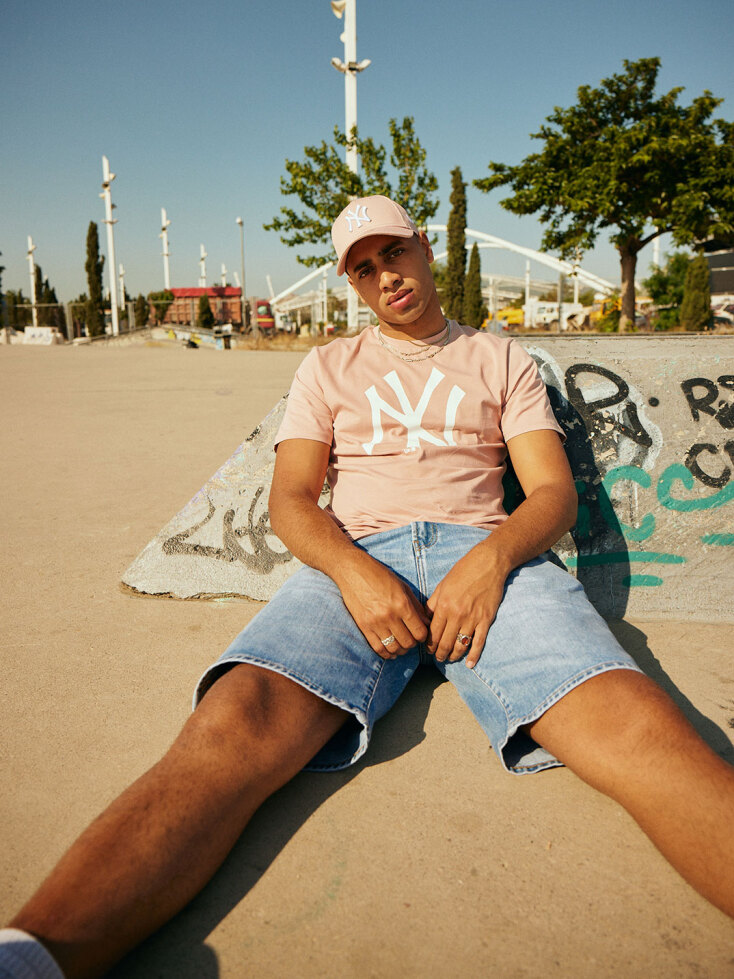 Μοντέλο με καπέλο New Era