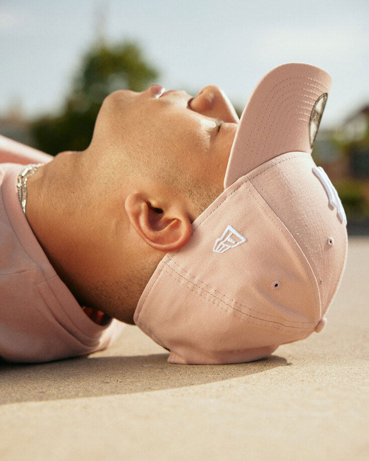 Μοντέλo με καπέλα New Era