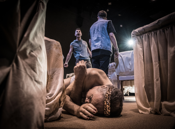 «Το ρόδο είναι ρόδο»: μια παράσταση κατά του φασισμού και των διακρίσεων στο Φεστιβάλ Αθηνών Επιδαύρου