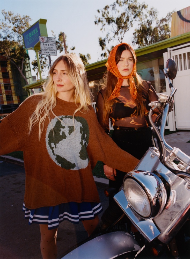 Wet Leg - Αποκλειστική Συνέντευξη: Η Rhian Teasdale και η Hester Chambers μιλούν στην ATHENS VOICE για τη μεγάλη επιτυχία τους, τη μουσική και τη ζωή τους.