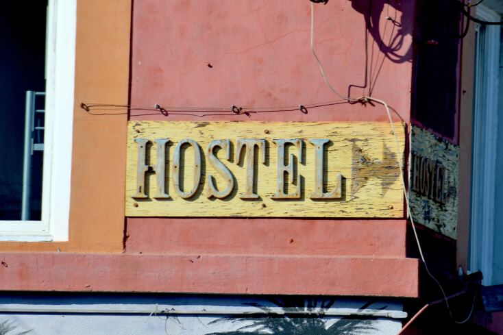 Ταμπέλα σε γωνία κτιρίου που γράφει «Hostel»