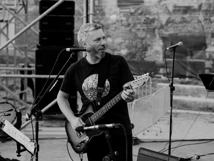 Ο Αλκίνοος Ιωαννίδης μοιράζεται τα τραγούδια του στο ατμοσφαιρικό σκηνικό του Πύργου Μπαζαίου