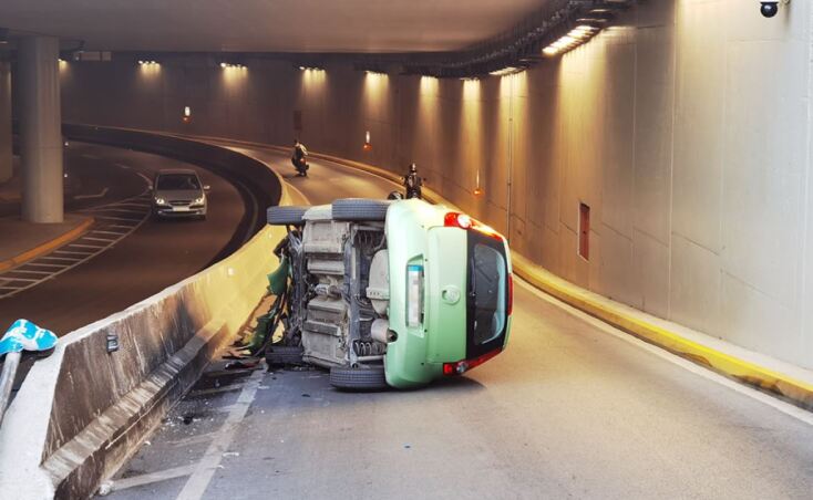Τροχαίο στη Νέα Φιλαδέλφεια με έναν τραυματία - Ντελαπάρισε αυτοκίνητο
