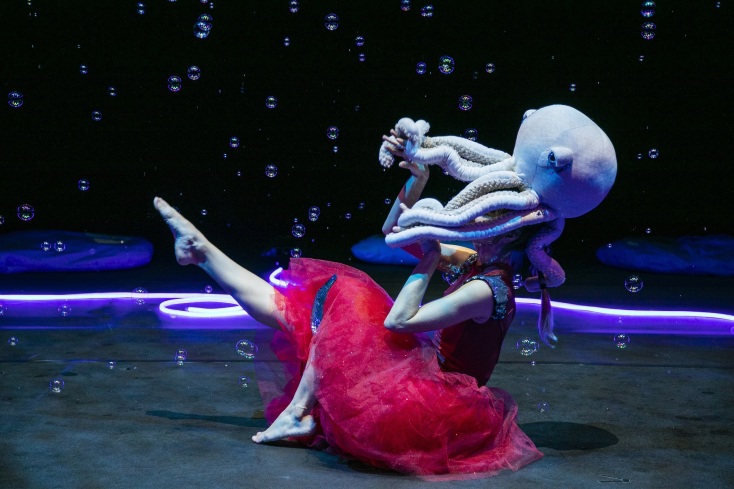 "Underwater" στην Εναλλακτική Σκηνή της ΕΛΣ: μια χοροθεατρική παράσταση για βρέφη και τους γονείς τους