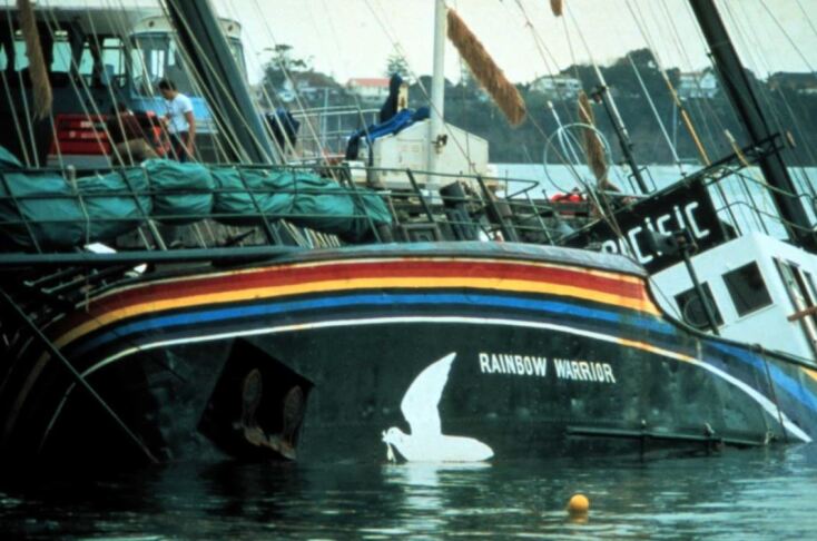 Το Rainbow Warrior μισοβυθισμένο στο λιμάνι του Όκλαντ