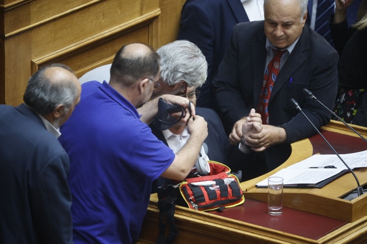 Αδιαθεσία για τον Δημήτρη Κουτσούμπα στη Βουλή