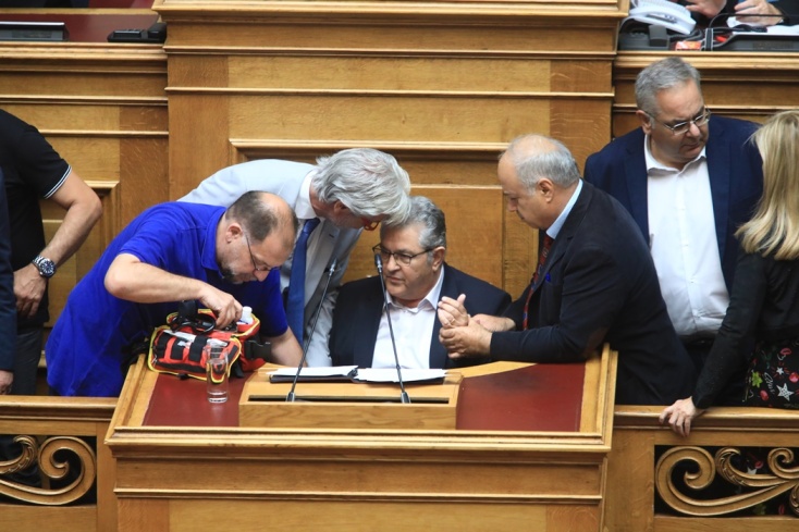 Αδιαθεσία για τον Δημήτρη Κουτσούμπα στη Βουλή