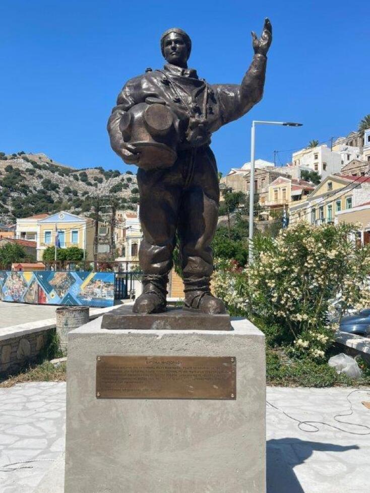 Σύμη: Άγαλμα για την πρώτη γυναίκα δύτρια θα στηθεί στο λιμάνι του νησιού - Ποια ήταν η Ευγενία Μαστορίδου, που θα τιμηθεί από τις τοπικές αρχές.