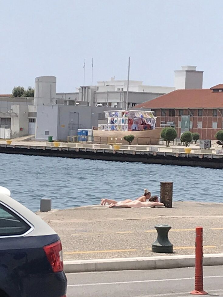 Θεσσαλονίκη: Κοπέλες έκαναν ηλιοθεραπεία τόπλες στη Λεωφόρο Νίκης - Γεύση διακοπών στο κέντρο της πόλης - Το στιγμιότυπο αναρτήθηκε στα κοινωνικά δίκτυα.  