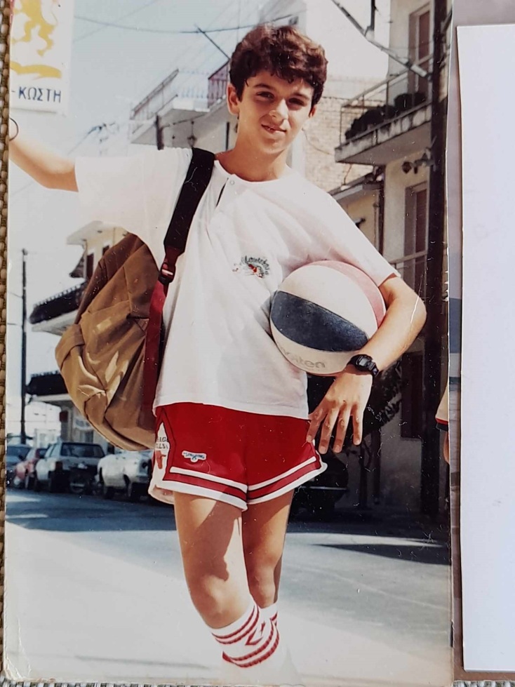 Πέτρος Κλαμπάνης: O διεθνούς φήμης μπασίστας και συνθέτης απαντά σε 33 ερωτήσεις για την Αθήνα