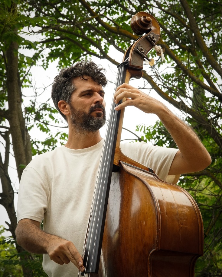 Πέτρος Κλαμπάνης: O διεθνούς φήμης μπασίστας και συνθέτης απαντά σε 33 ερωτήσεις για την Αθήνα