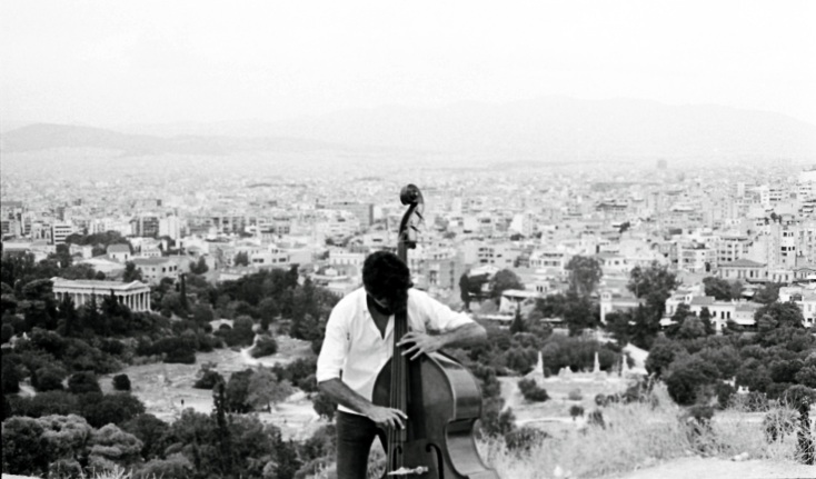 Πέτρος Κλαμπάνης: O διεθνούς φήμης μπασίστας και συνθέτης απαντά σε 33 ερωτήσεις για την Αθήνα