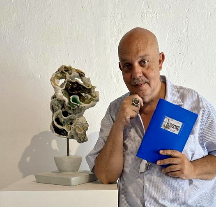 Ο Δημήτρης Αντωνίτσης με τον χαρακτηριστικό κατάλογο της έκθεσης του Hydra School Projects