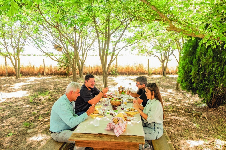 Melissa: Ο φωτογράφος Τάσος Βρεττός μας ταξιδεύει μέσα από το φακό του στην ιστορία της αγαπημένης μάρκας