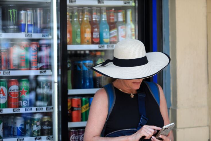 Γυναίκα κάθεται μπροστά από ψυγείο για να εξασφαλίσει λίγη... δροσιά