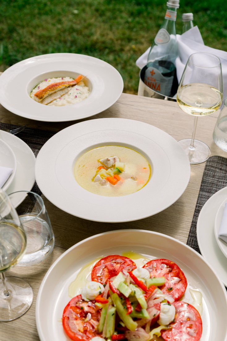 Kyma: Το εστιατόριο στη Σιθωνία και φέτος έτοιμο και φέτος να μας ταξιδέψει στον γαστρονομικό πλούτο της χώρας μας.