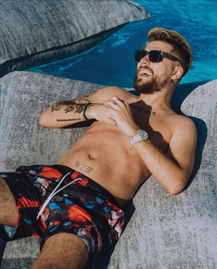 Τραγουδιστής FY