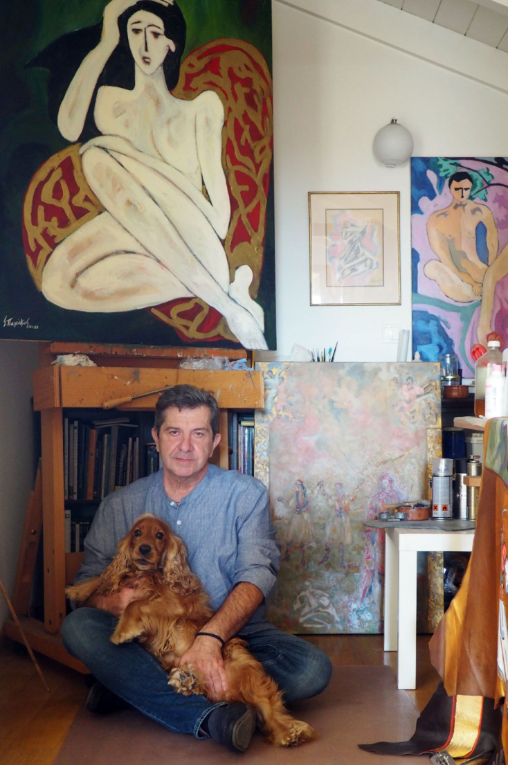 Ο ζωγράφος Γιώργος Παστάκας με την Άλμα, στο ατελιέ του © Villy Calliga