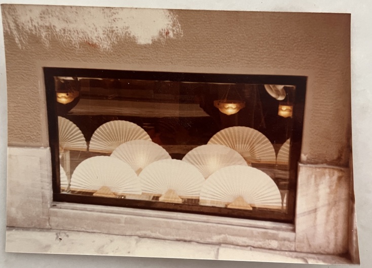 Πέθανε η Λίνα Κυριαζάκου, ιδιοκτήτρια της Utopia του Κολωνακίου ένα από τα πρώτα καταστήματα που μίλησε στην καλαισθησία των Αθηναίων. 