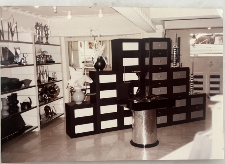 Πέθανε η Λίνα Κυριαζάκου, ιδιοκτήτρια της Utopia του Κολωνακίου ένα από τα πρώτα καταστήματα που μίλησε στην καλαισθησία των Αθηναίων. 