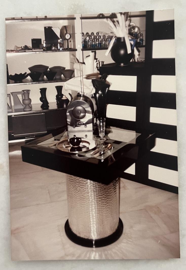 Πέθανε η Λίνα Κυριαζάκου, ιδιοκτήτρια της Utopia του Κολωνακίου ένα από τα πρώτα καταστήματα που μίλησε στην καλαισθησία των Αθηναίων. 