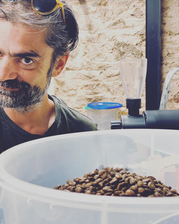 Ο Αντώνης Τζαρουγκιάν είναι ο roaster των ψηφιακών νομάδων