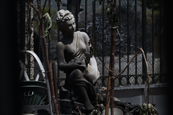 Άγαλμα σε σπίτι στο Λουτράκι που κάηκε από την πρόσφατη φωτιά