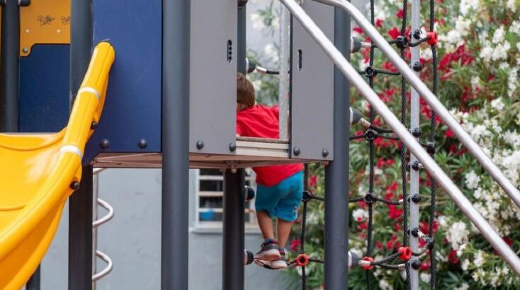 «Η ακτινοβολία επιδρά στον εγκέφαλο»: Οδηγίες προστασίας για τα παιδιά εν μέσω καύσωνα