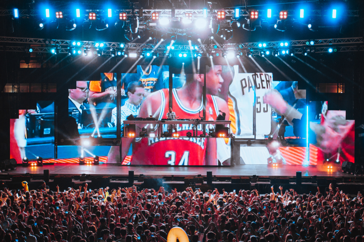 Ποιος διάσημος ράπερ πέταξε τούρτα στο κοινό;