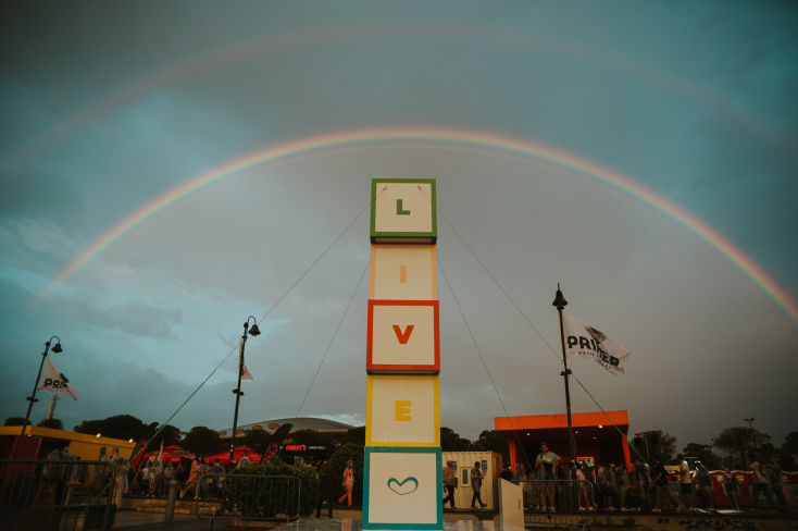 Ποιος διάσημος ράπερ πέταξε τούρτα στο κοινό;