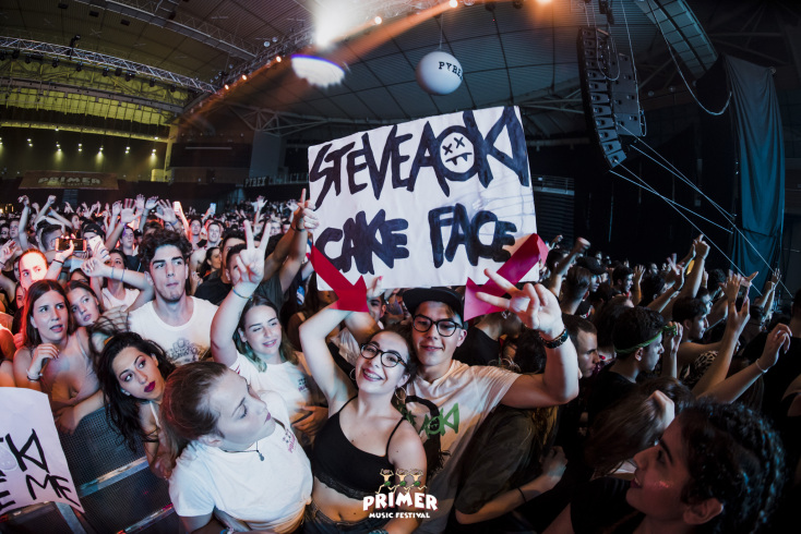 Ποιος διάσημος ράπερ πέταξε τούρτα στο κοινό;