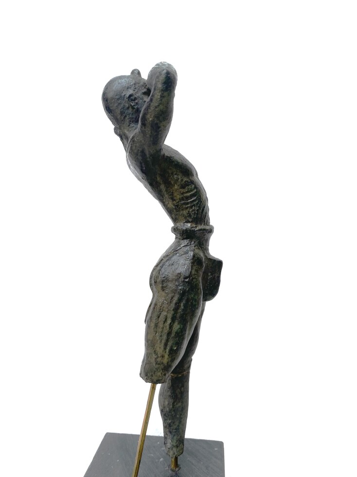 Το ειδώλιο Κούρου με την τοξοειδή στάση βγαίνει από τις αποθήκες του ΕΑΜ για να συναντήσει το κοινό