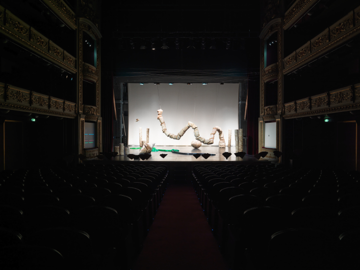 Άποψη της εγκατάστασης της Nour Mobarak "Dafne Phono" στο Δημοτικό Θέατρο Πειραιά