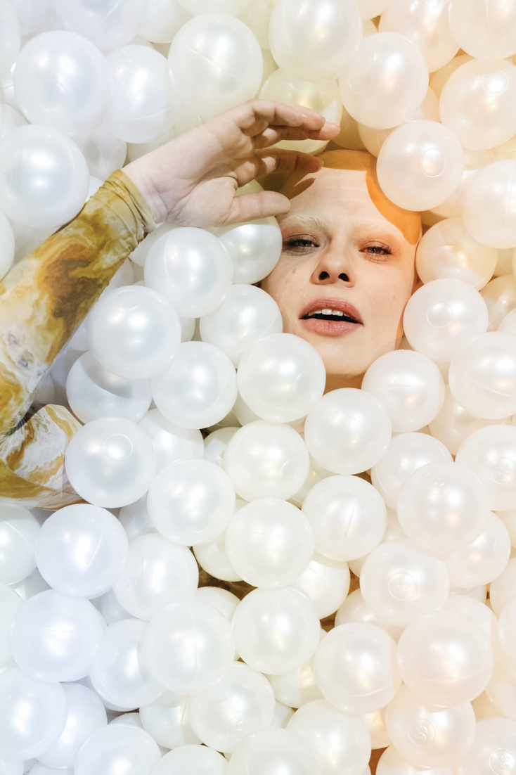 Η Kovacs στέλνει την κασέτα του καλοκαιριού.