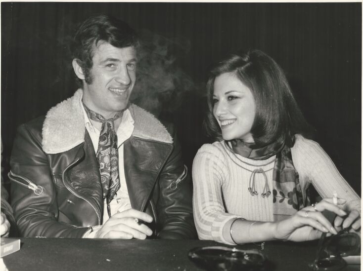 Ο Ζαν Πολ Μπελμοντό και η Νικόλ Καλφάν στο Galaxy bar του Hilton το 1971