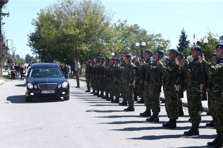 Θρήνος στην κηδεία του πιλότου του Canadair Περικλή Στεφανίδη - Παρών ο Μητσοτάκης