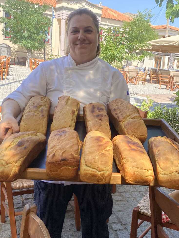 Η Μαρία Καλλιγέρη με τα ψωμιά που φτιάχνει 