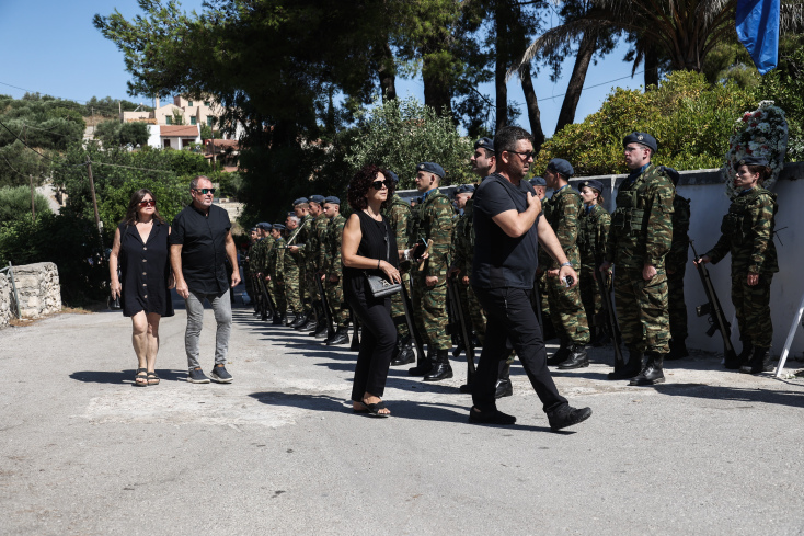 Αυτή την ώρα η κηδεία του σμηναγού Χρήστου Μουλά