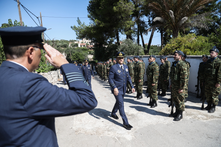 Αυτή την ώρα η κηδεία του σμηναγού Χρήστου Μουλά