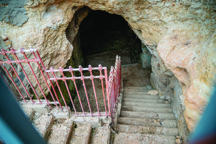 Η σπηλιά του Παρασκευά στην Καστέλλα ©Θανάσης Καρατζάς