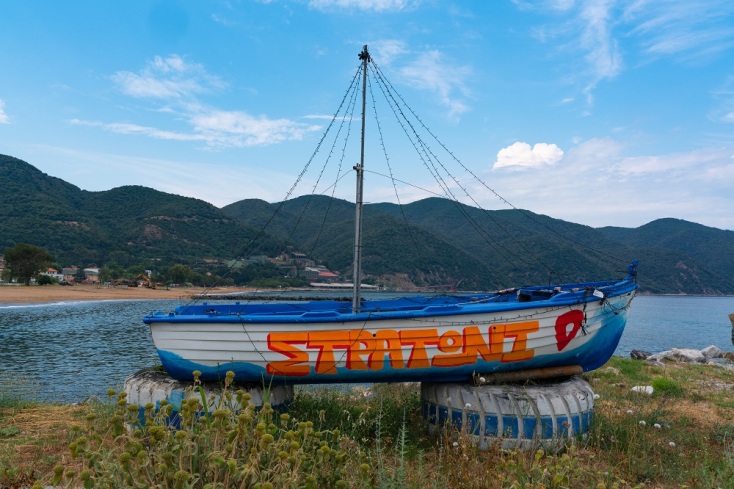 Παραλία Στρατωνίου με φόντο τις μεταλλευτικές εγκαταστάσεις της Ελληνικός Χρυσός