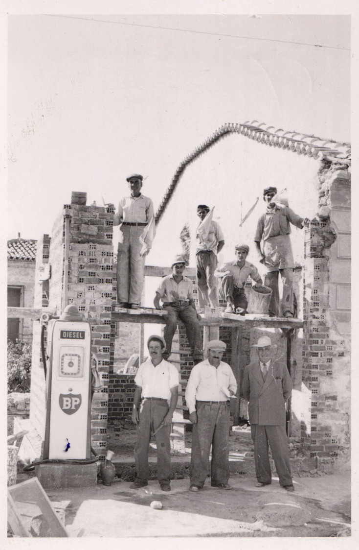 Εργάτες που χτίζουν μεταπολεμικά το βενζινάδικο του Κατσούρη στο Νέο Καρλόβασι