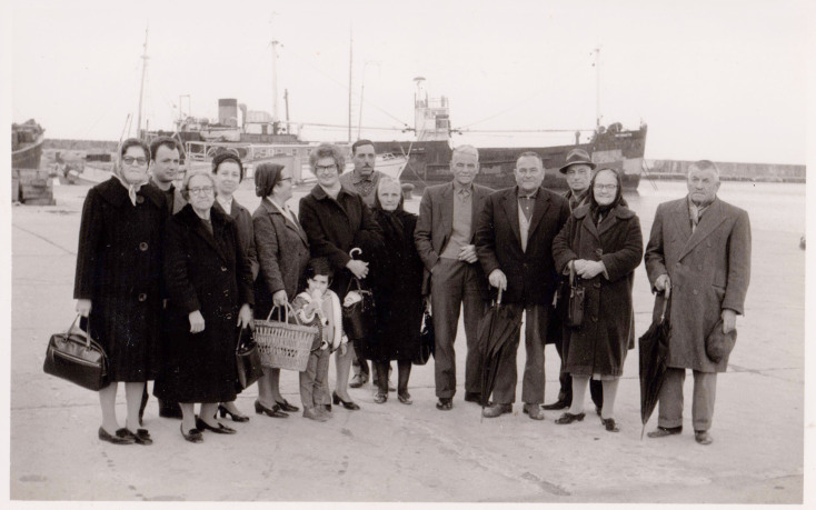 Σαμιώτες ποζάρουν στο λιμάνι στο Καρλόβασι