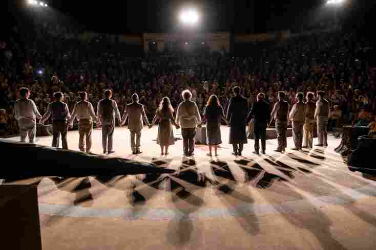 Η υπόκλιση στην πρεμιέρα της παράστασης στους Δελφούς