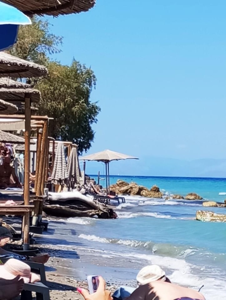 Πάρος: Η κατάληψη μεγάλου μέρους των παραλιών του νησιού από ομπρελοκαθίσματα και οι αντιδράσεις.