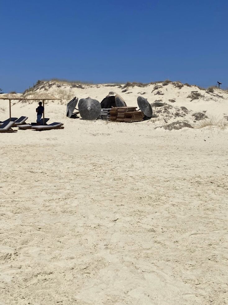 Άλλαξε η εικόνα στην Πλάκα της Νάξου: Μάζεψαν τη νύχτα ξαπλώστρες και ομπρέλες