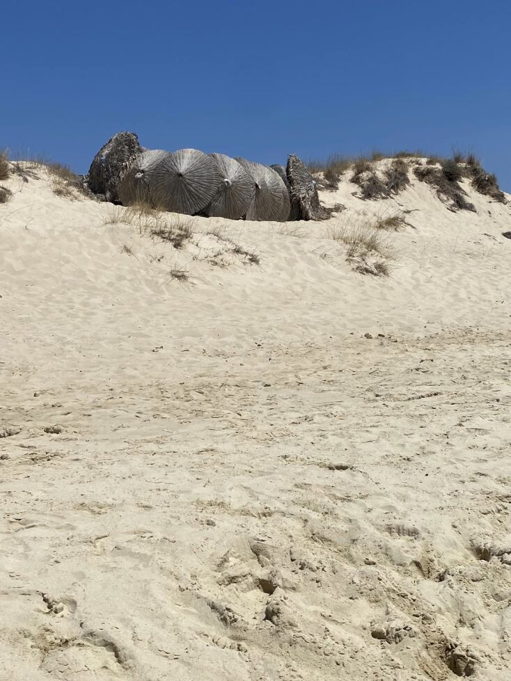 Άλλαξε η εικόνα στην Πλάκα της Νάξου: Μάζεψαν τη νύχτα ξαπλώστρες και ομπρέλες