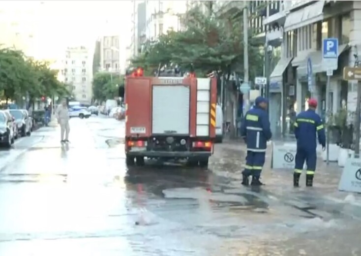 Πυροσβεστικό όχημα στην οδό Ερμού μετά από πλημμύρα από σπάσιμο αγωγού
