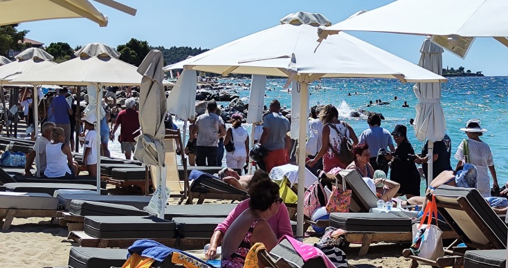 Κίνημα της Πετσέτας: Διαμαρτυρίες στη Νικήτη και την Ποτίδαια  - Κινητοποίηση πολιτών με αίτημα την ελεύθερη πρόσβαση στις παραλίες.