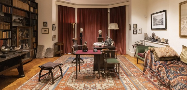 Το σαγηνευτικό δωμάτιο με το τεράστιο γραφείο στο κέντρο και την καρέκλα του Φρόυντ.